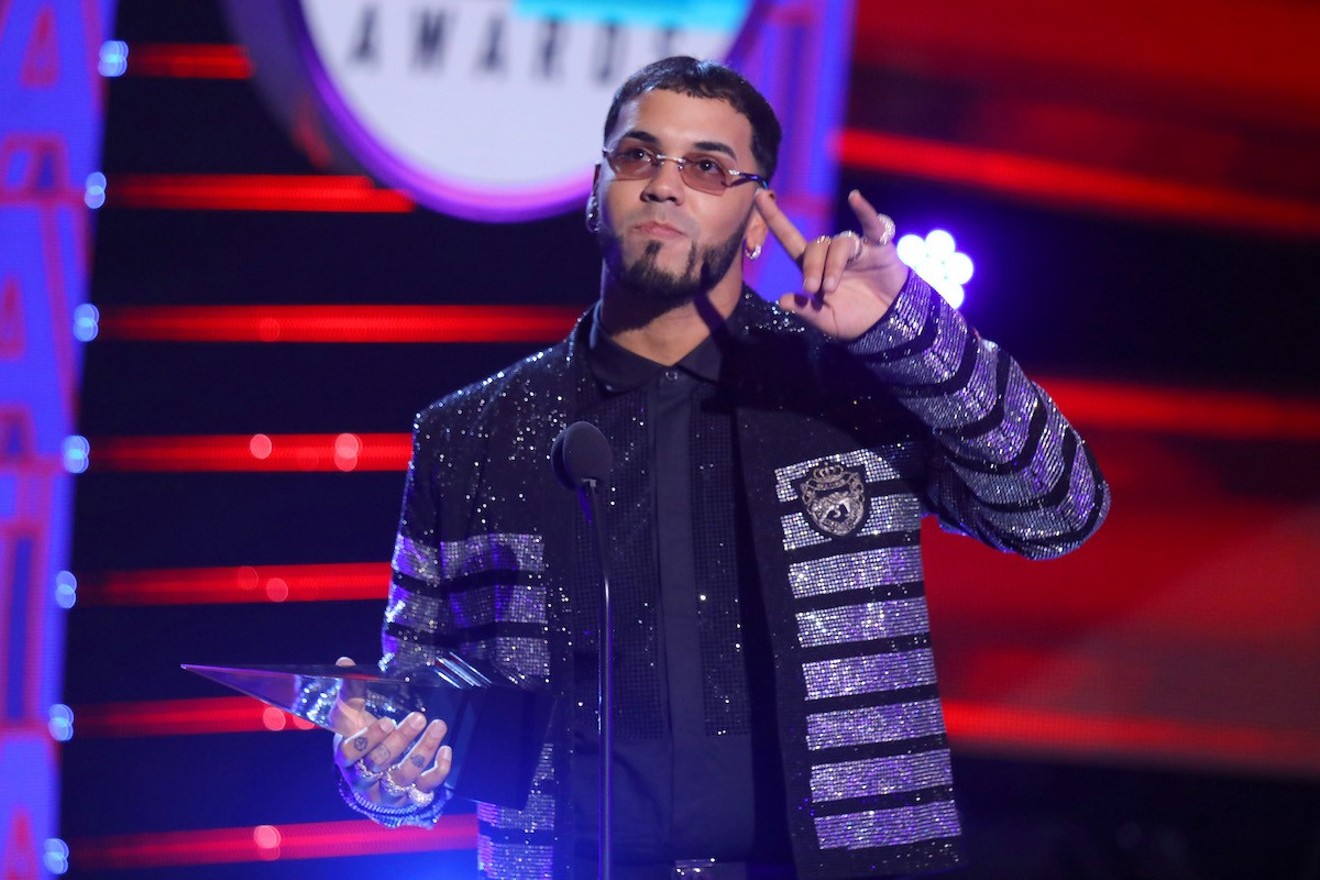 Anuel AA acceping his Artist of the Year trophy at the 2019 Latin American Music Awards.